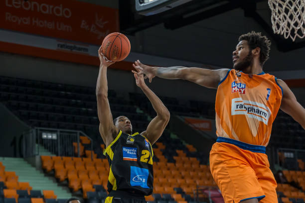 临激烈竞争 临激烈竞争